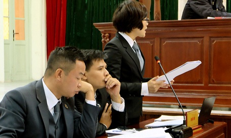 Luật sư Chu Thị Trang Vân (đứng) trình bày phần tranh luận.
