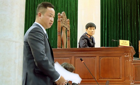 Luật sư Nguyễn Anh Thơm trình bày phần tranh luận.