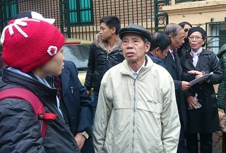 Lúc Tường ném chị Huyền xuống sông, vợ Tường co rúm người trên xe - 14 Cha mẹ cùng hai đứa con trai của
