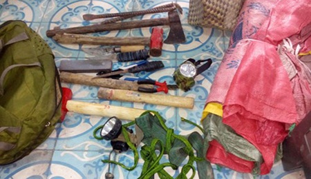 Bộ
đồ nghề trộm bò gồm: búa, rìa, dao nhọn, đèn pin… của hai tên “đao
phủ” bị Công an thu giữ.
