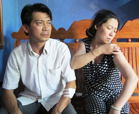 Thưởng nóng công an bắt nghi phạm chích xung điện cướp 53 lượng vàng - 1 Vợ
chồng chủ tiệm vàng vẫn hoảng loạn sau khi xảy ra vụ cướp táo tợn. Ảnh: TẤN LỘC