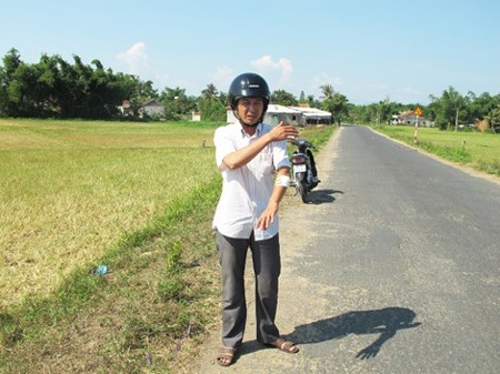 Thưởng nóng công an bắt nghi phạm chích xung điện cướp 53 lượng vàng - 2 Chủ
tiệm vàng Kim Dũng kể tại vụ cướp tại hiện trường. Ảnh: TẤN LỘC