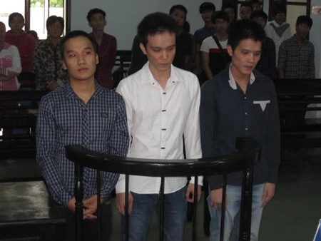 Cướp giật chia “chiến lợi phẩm” xong đi… đầu thú - 1 Các bị cáo tại phiên xử
