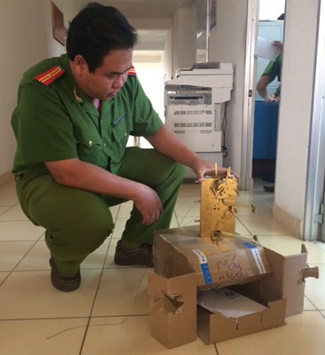 Triệt phá đường dây buôn lậu đồng hồ trị giá hàng tỷ đồng - 1 Thiết
bị máy lắp đồng hồ quả lắc nghi nhập lậu được phát hiện.