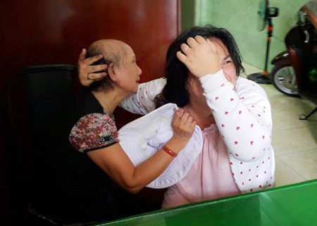 Quen qua facebook, lập mưu bắt cóc trẻ 20 ngày tuổi - 2 Bé
T. đã được giải cứu an toàn và về trong vòng tay mẹ.