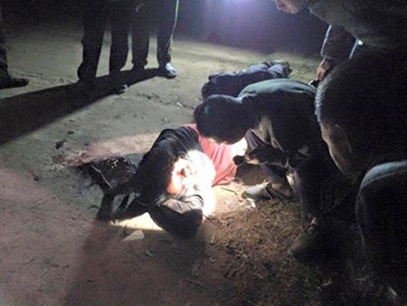 Nổ súng chống trả, 2 kẻ trộm chó bị đánh thương vong - 1 Một
đối tượng trộm chó bị dân làng đánh hội đồng