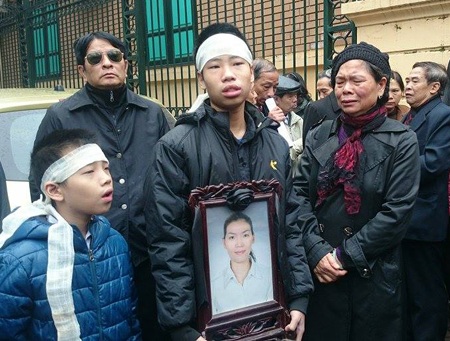 Lúc Tường ném chị Huyền xuống sông, vợ Tường co rúm người trên xe - 10 Mẹ nạn nhân Huyền đã bật khóc trước cổng tòa