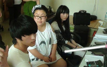 Các đối tượng và tang vật trong vụ đánh bạc.