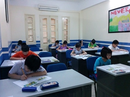 OEA Vietnam công bố lịch thi Cambridge English 2015 - Tặng 100% lệ phí kỳ thi YLE & KETfS - 1 Hình ảnh học viên đang tham gia kỳ thi Tiếng Anh Trẻ Em của Cambridge English.