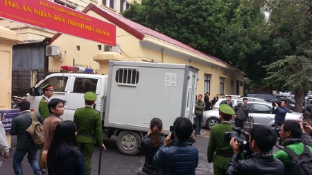 Lúc Tường ném chị Huyền xuống sông, vợ Tường co rúm người trên xe - 9 8h9,