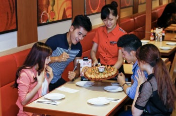 Chọn bàn tiệc cuối năm để chia sẻ đam mê - 1 Chọn bàn tiệc cuối năm để chia sẻ đam mê