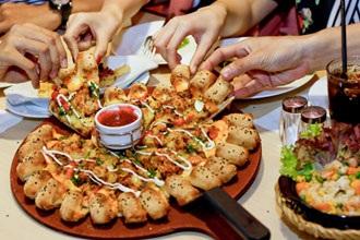 Chọn bàn tiệc cuối năm để chia sẻ đam mê - 2 Chọn bàn tiệc cuối năm để chia sẻ đam mê