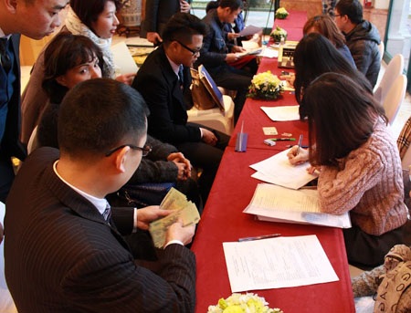 Khách hàng đến chật hội trường mở bán từ 8h00 sáng bất kể thời tiết mưa lạnh