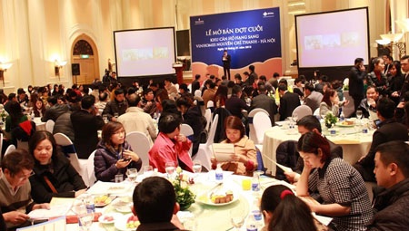 Khách hàng đến chật hội trường mở bán từ 8h00 sáng bất kể thời tiết mưa lạnh