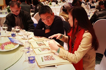 Khách hàng đến chật hội trường mở bán từ 8h00 sáng bất kể thời tiết mưa lạnh