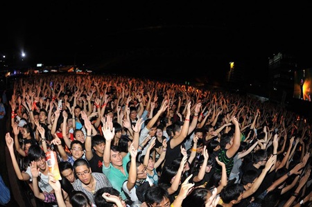 RockStorm7 chinh phục 20 ngàn rock-fan Sài Gòn - 1 20 ngàn khán giả Sài Gòn đã có một đêm rock cuồng nhiệt với RockStorm7