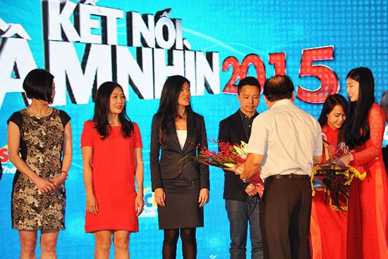 SCTV tổ chức sự kiện “Kết nối tầm nhìn 2015” - 4 Ông Lâm Kiết Tường tặng hoa cho các đối tác của SCTV