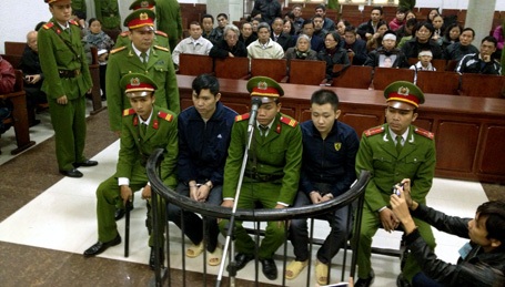 Lúc Tường ném chị Huyền xuống sông, vợ Tường co rúm người trên xe - 8 Hai bị cáo Tường và Khánh trước vành móng ngựa