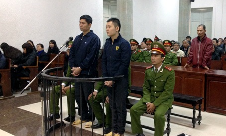 Lúc Tường ném chị Huyền xuống sông, vợ Tường co rúm người trên xe - 6 9h10,