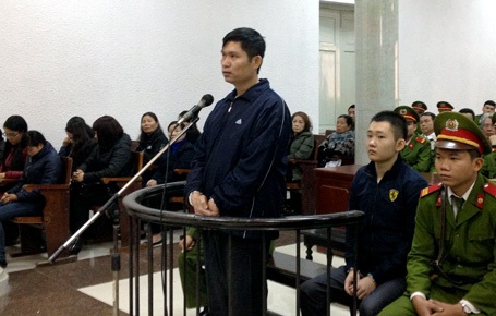 Lúc Tường ném chị Huyền xuống sông, vợ Tường co rúm người trên xe - 3 Bị cáo Tường trả lời thẩm vấn trước tòa