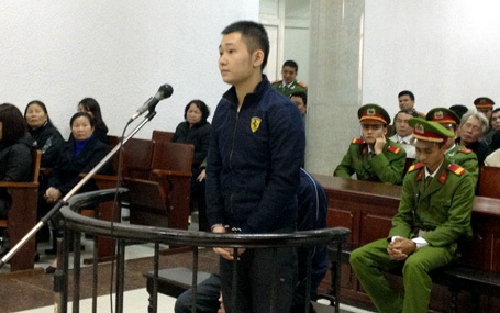 Lúc Tường ném chị Huyền xuống sông, vợ Tường co rúm người trên xe - 1 Bị cáo Khánh trả lời thẩm vấn