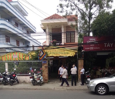 Nguyên giám đốc Công ty Lương thực Vĩnh Long tự tử - 1 Đám
tang diễn ra khá trầm lắng