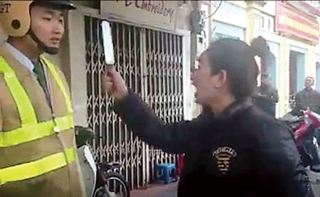 Tướng Chung nói gì về vụ "múa dao" trước mặt CSGT? - 1 Bà
Kim Thanh Mai vừa chửi bới, vừa rút dao dọa CSGT (ảnh cắt từ clip)