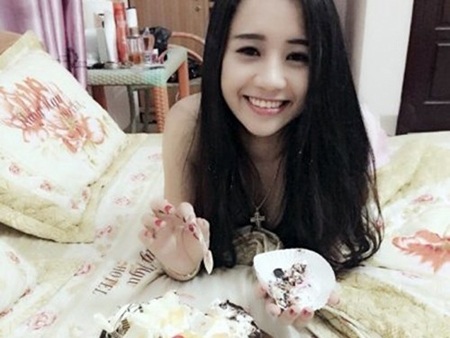 Tô
Hải Yến “khoe” ảnh trên mạng với vỏ bọc con nhà giàu