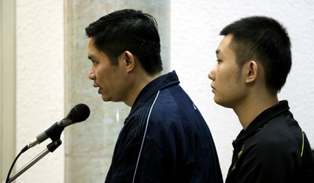 Khoảnh khắc bên lề khó quên trong những phiên xử “đại án” năm 2014 - 4 Mẹ nạn nhân Huyền đã bật khóc trước cổng tòa