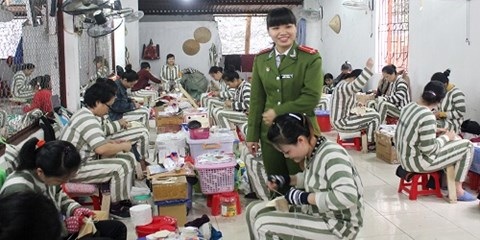 Nữ quản giáo xinh đẹp cảm hóa phạm nhân bằng sự chân thành - 1 Nữ quản giáo xinh đẹp cảm hóa phạm nhân bằng sự chân thành