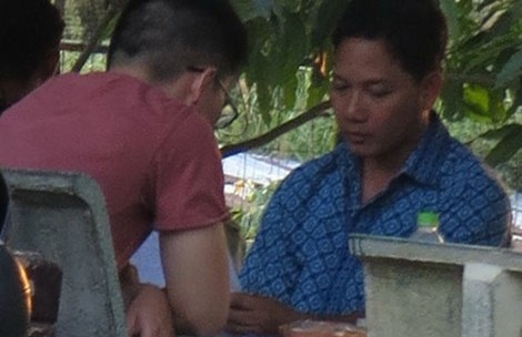 Bắt đường dây trộm cắp xăng máy bay - 2 Công an lập biên bản phạm pháp quả tang đối với Sửu
(người ngồi bên phải). Ảnh trong bài: ÁI NHÂN