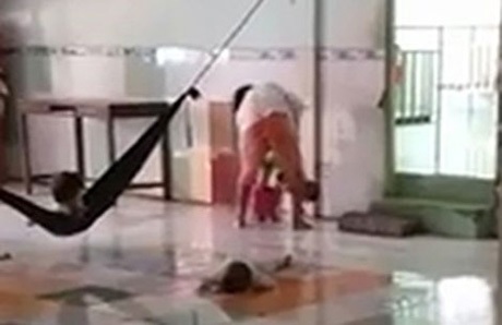 Bảo mẫu đánh dã man trẻ mồ côi - 1 Bà
Thủy tát cả chục phát vào người cháu bé. (Ảnh cắt từ clip)