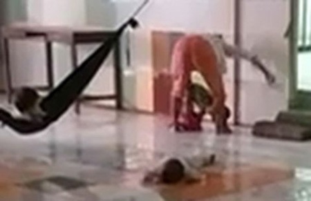 Bảo mẫu đánh dã man trẻ mồ côi - 2 Bà
Thủy đánh và kẹp cháu bé đầu chúc ngược, vừa đi vừa đánh.