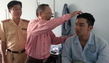 CSGT nhập viện vì côn đồ tấn công - 1 Lãnh
đạo Công an quận 6 thăm hỏi động viên thượng sĩ Đạt. Ảnh: P.B