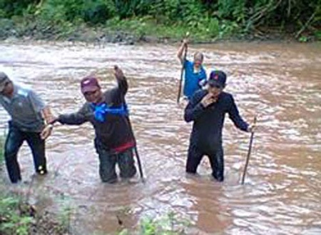 Vào hang sâu bắt "cọp lớn" - 1 Tổ công tác C85 vào bản
bắt đối tượng truy nã.