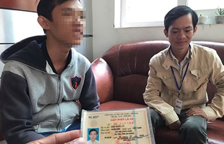 Hai sinh viên giả danh tống tiền CSGT - 1 Phạm Quang Thái (phải)
trong một lần đến Pháp Luật TP.HCM khiếu nại CSGT
