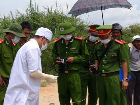 Gã tẩm quất có “sở thích” giết người tình đồng tính cướp tài sản - 1 Lực
lượng pháp y và Công an TP. Quảng Ngãi điều tra tại hiện trường vụ án.