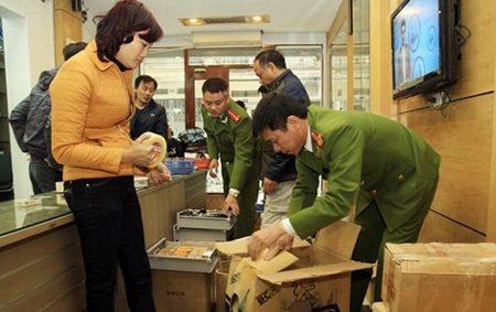 Đột kích xưởng sản xuất máy đánh bạc, thu giữ hàng nghìn bộ bài “gắn chíp” - 5 Cơ
quan Công an niêm phong tang vật.