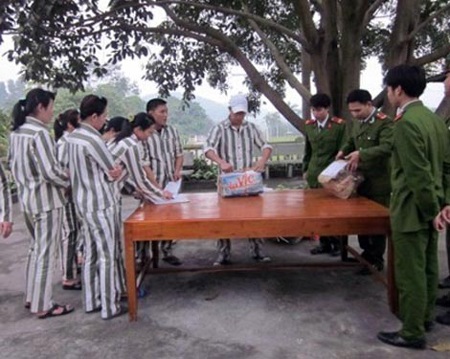 Tết muôn màu ở trại giam Ninh Khánh - 1 Gửi
quà cho phạm nhân ngày tết.