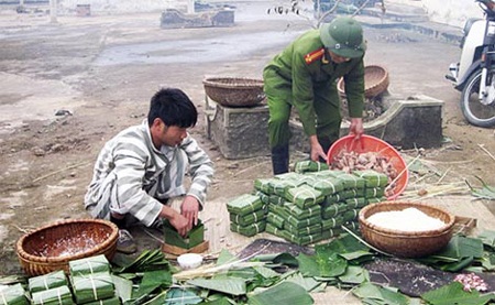 Tết muôn màu ở trại giam Ninh Khánh - 2 Gửi
quà cho phạm nhân ngày tết.