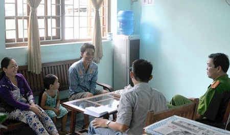 Những “vụ án tình người” ở miền Tây - 1 Khi
được các điều tra viên phân tích, hạnh phúc đã trở lại với gia đình anh Nhứt.