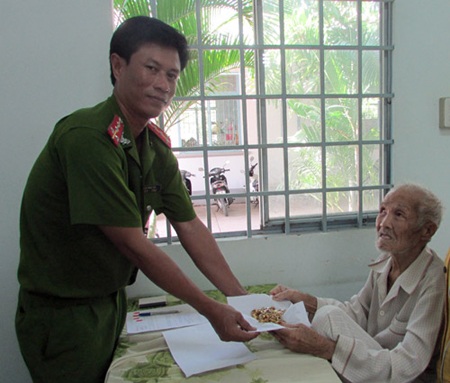 Những “vụ án tình người” ở miền Tây - 2 Công
an huyện Tam Nông trao trả số vàng mà ông lão ăn xin bị cướp.