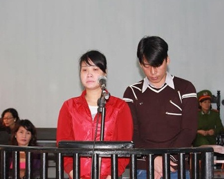 Hai vợ chồng cùng là cán bộ ngân hàng lừa đảo chiếm đoạt hơn 2,5 tỷ đồng - 1 Hai vợ chồng Châu và Hiền trước tòa