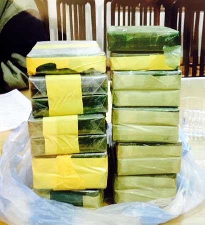 19 bánh heroin nằm trong cốp xe - 1 Tang
vật 19 bánh heroin được thu giữ.