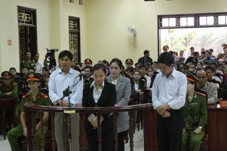Xét xử vụ tiêm vắc xin khiến 3 trẻ sơ sinh tử vong: Lấy nhầm thuốc do... mất điện - 1 Các bị cáo tại phiên xử