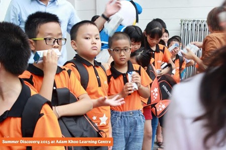 Sôi động lễ khai giảng Summer Discovery 2015 - 5 Tại lễ khai giảng, mỗi học sinh được phát tặng kèm hộp sữa do TH True Milk tài trợ.