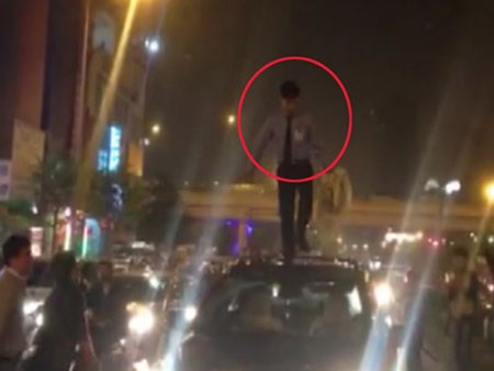 “Ngáo đá” và những hành vi cuồng loạn - 5 Nam thanh niên đứng
trên nóc ôtô nhảy nhót.