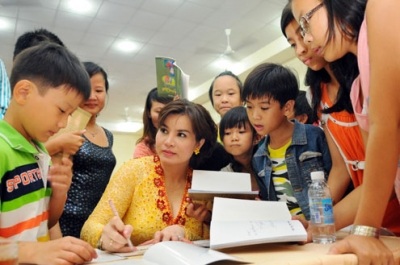 Tiến sĩ Đoàn Thị Kim Hồng giao lưu với các em nhỏ học
sinh.
