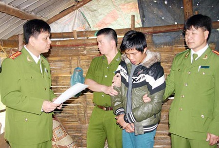 Truy tìm hung thủ sát hại thiếu nữ trong đêm khuya - 1 Lực
lượng Công an áp giải đối tượng Nguyễn Văn Tin.