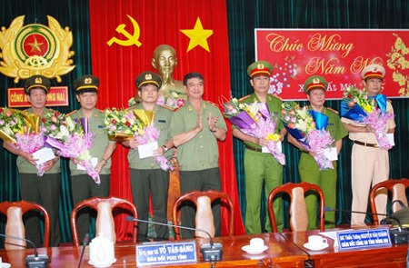 Từ dục vọng đê hèn đến vụ giết người, đốt xác - 2 Bùi
Thanh Hoài cùng tang vật của vụ án.